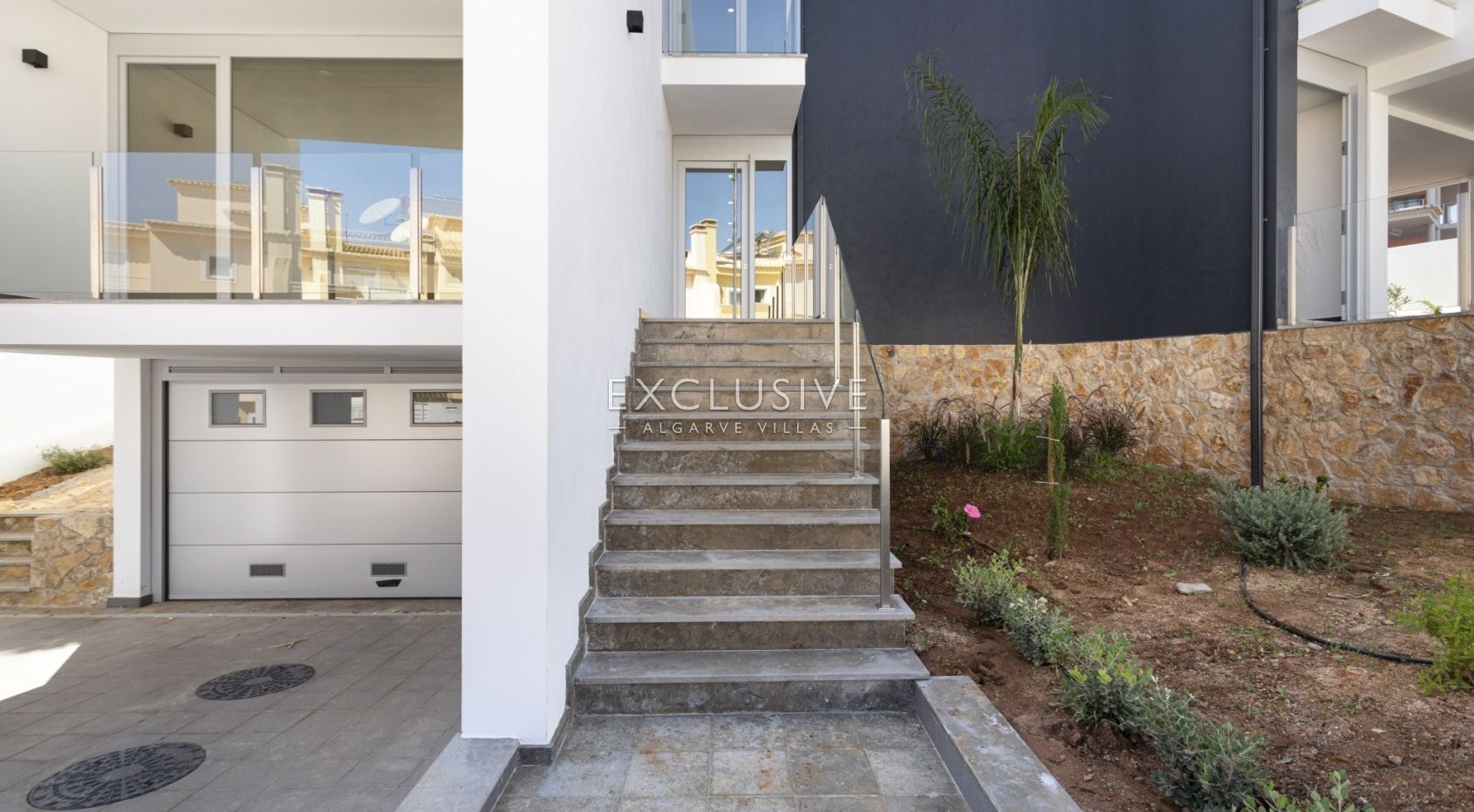 Buy Modern Villa with pool in central location in Lagos, Western Algarve