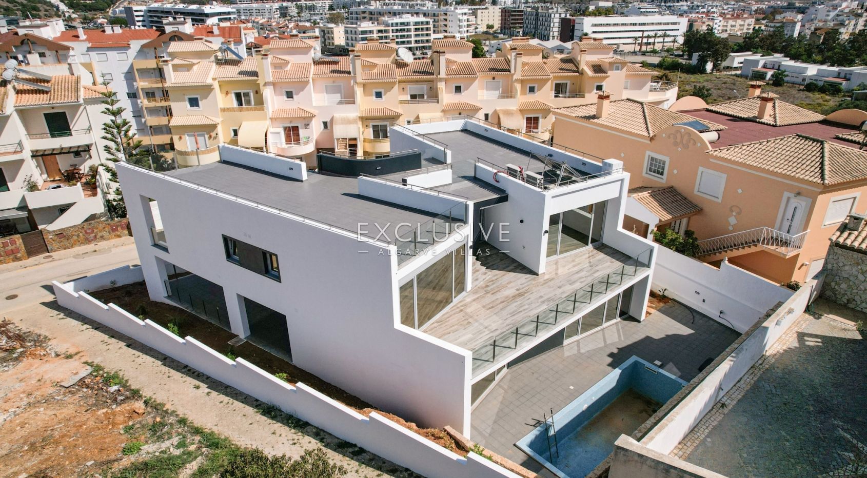 Buy Modern Villa with pool in central location in Lagos, Western Algarve