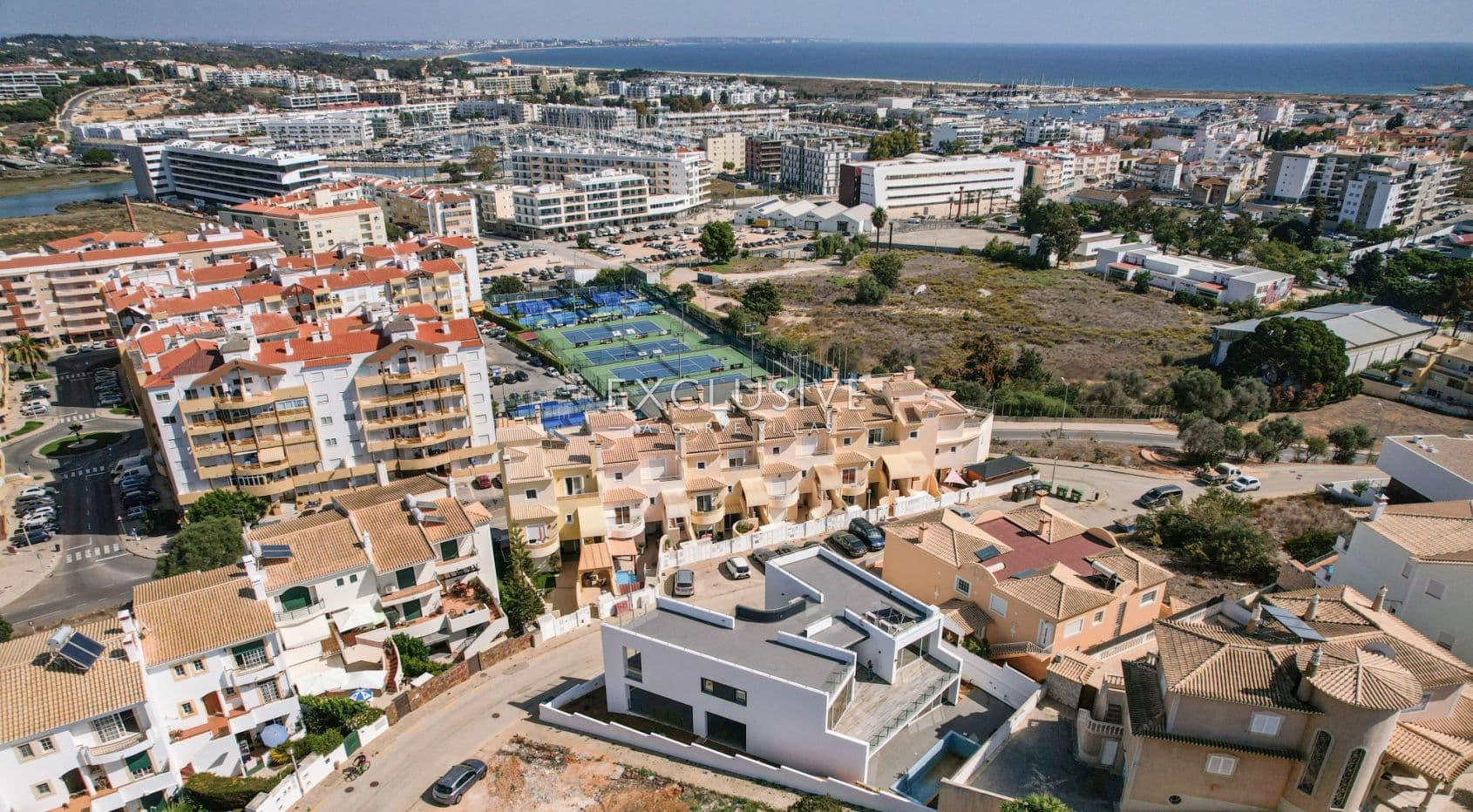 une villa moderne avec piscine dans un quartier central de Lagos, dans l'Algarve-1