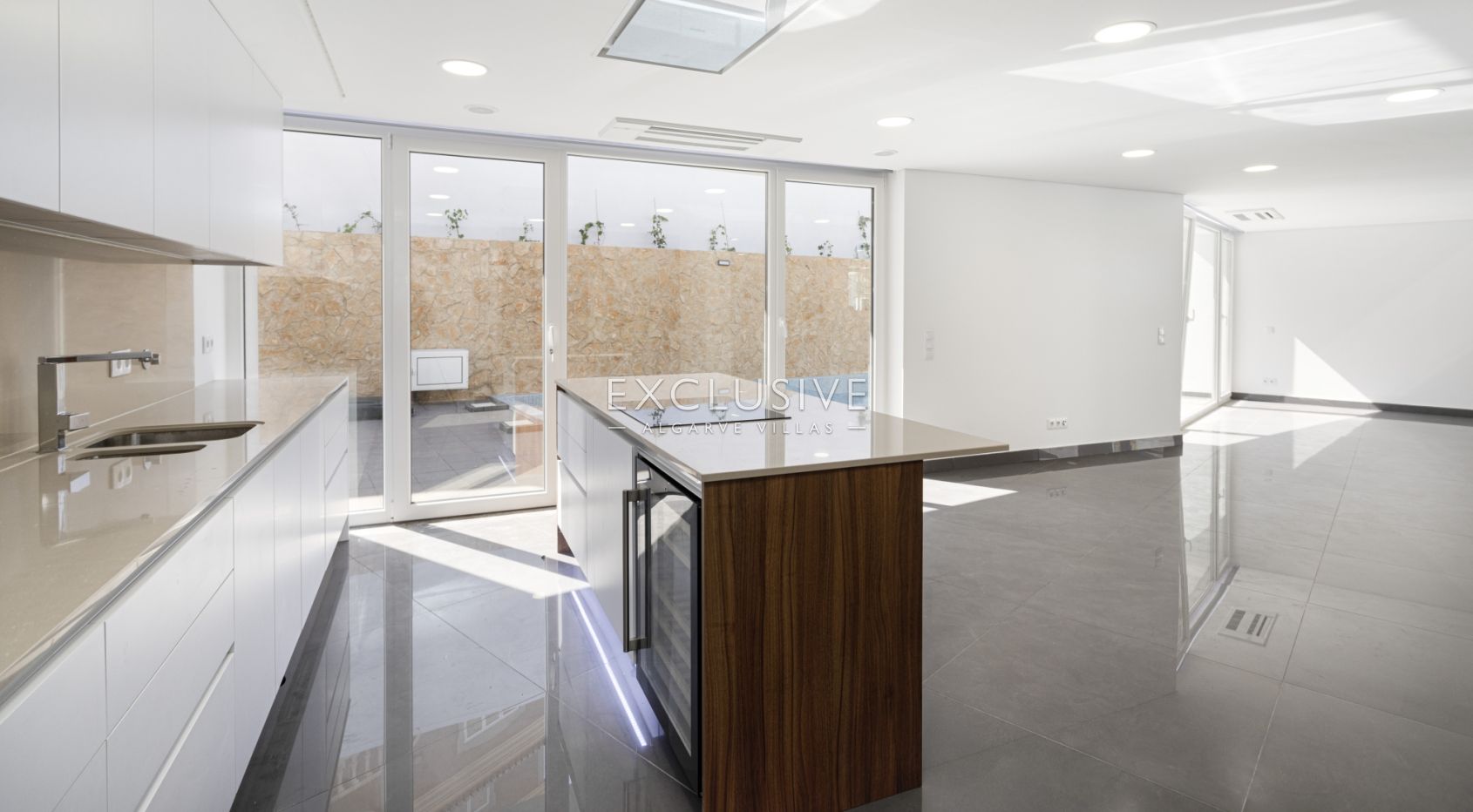Buy Modern Villa with pool in central location in Lagos, Western Algarve