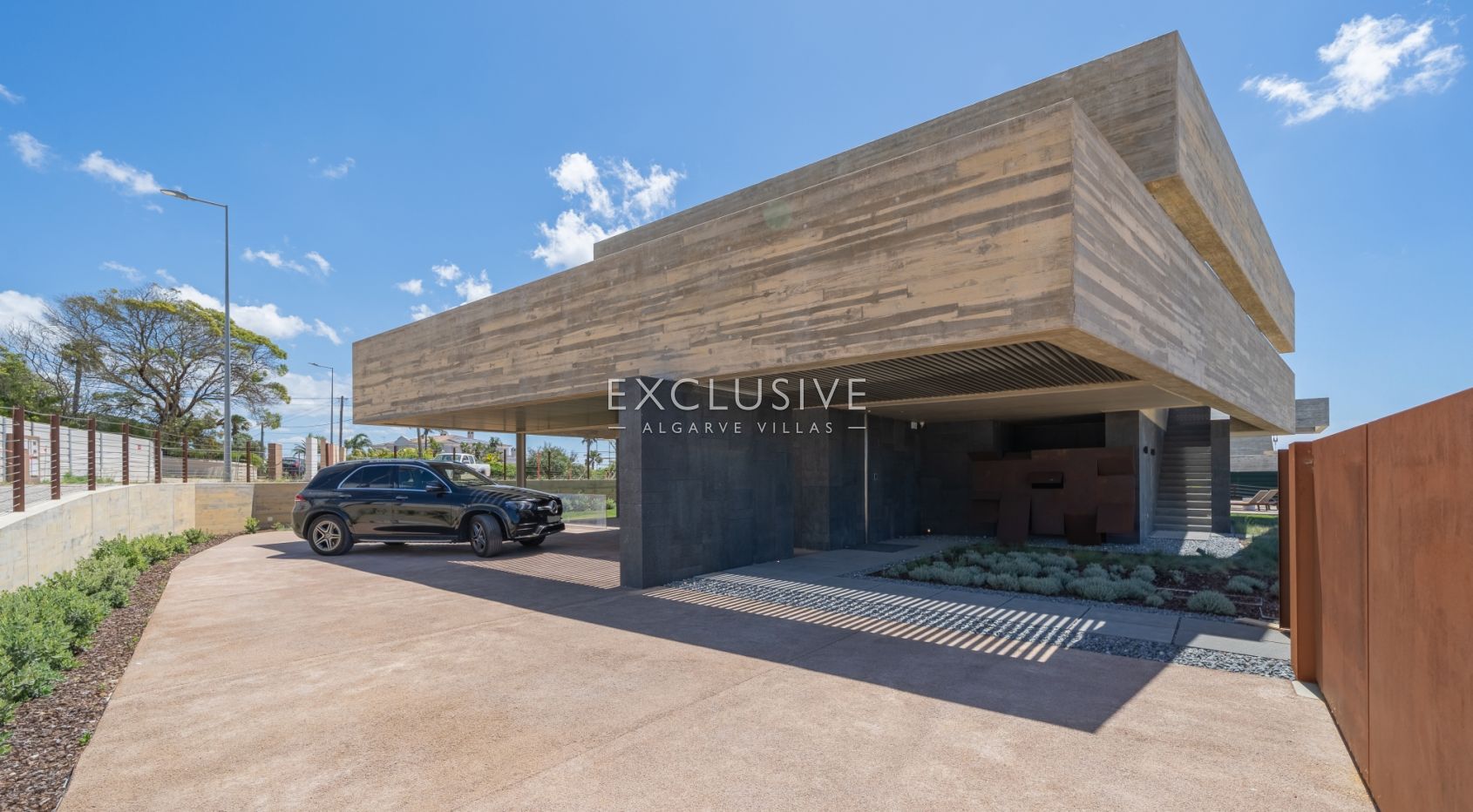 Contemporary luxury villa near the beach with ocean views in Praia da Luz, Algarve