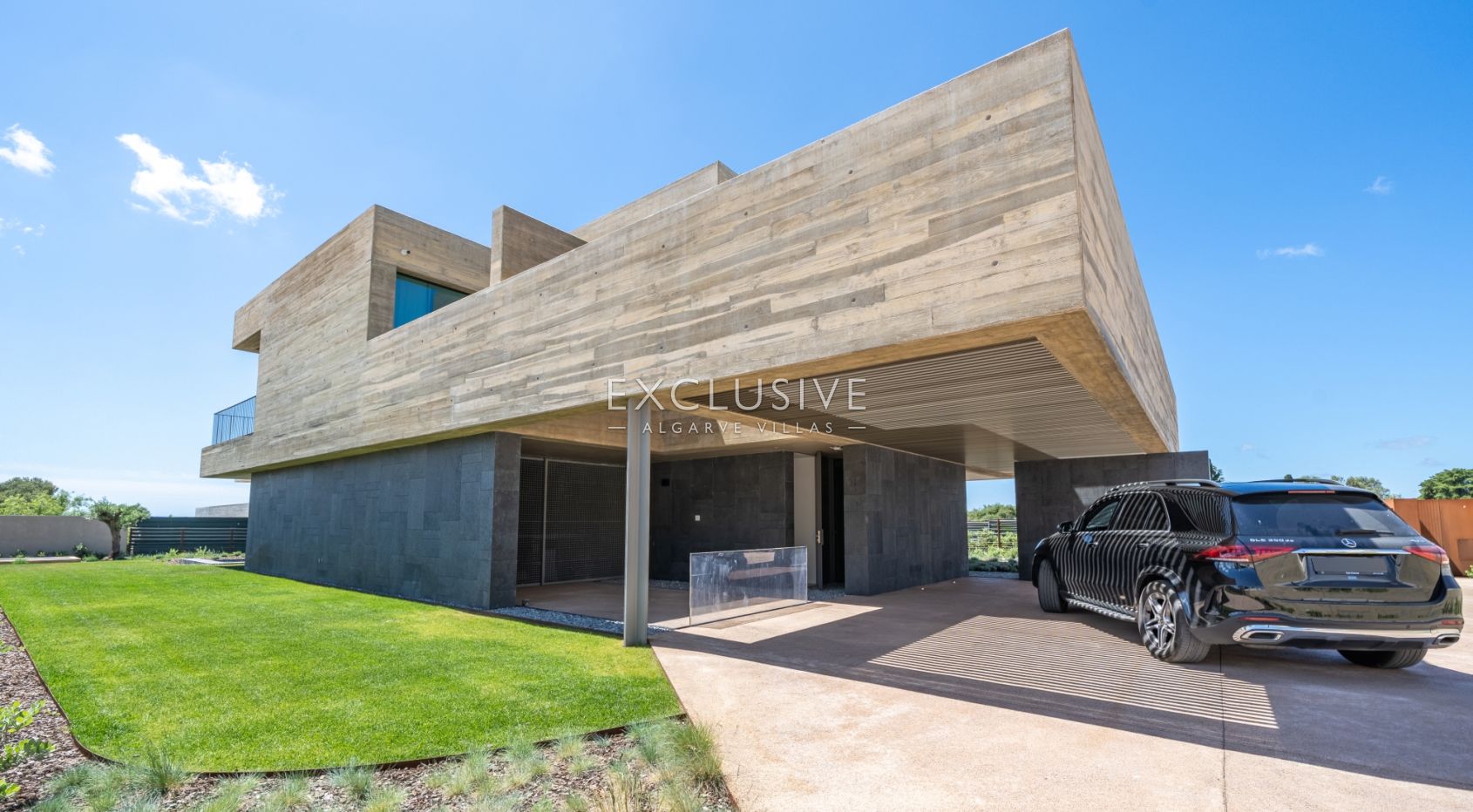 Contemporary luxury villa near the beach with ocean views in Praia da Luz, Algarve