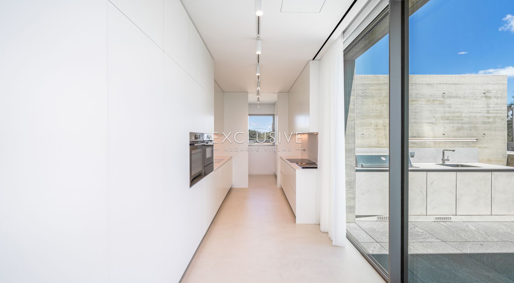 Contemporary luxury villa near the beach with ocean views in Praia da Luz, Algarve