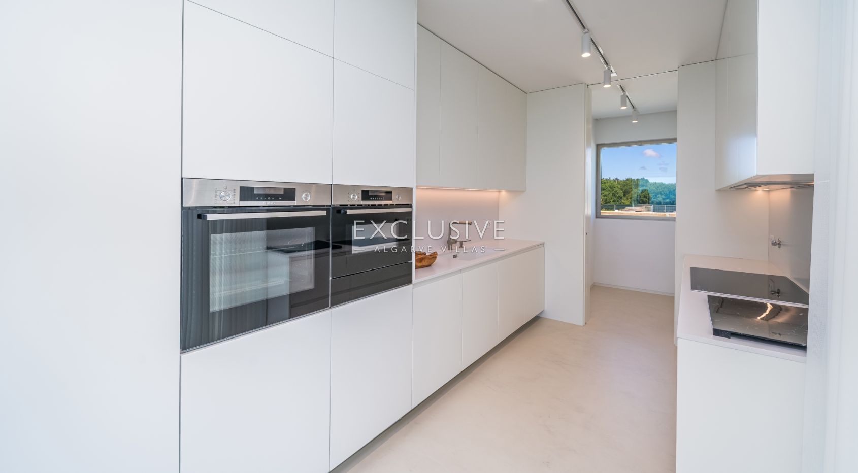 Contemporary luxury villa near the beach with ocean views in Praia da Luz, Algarve