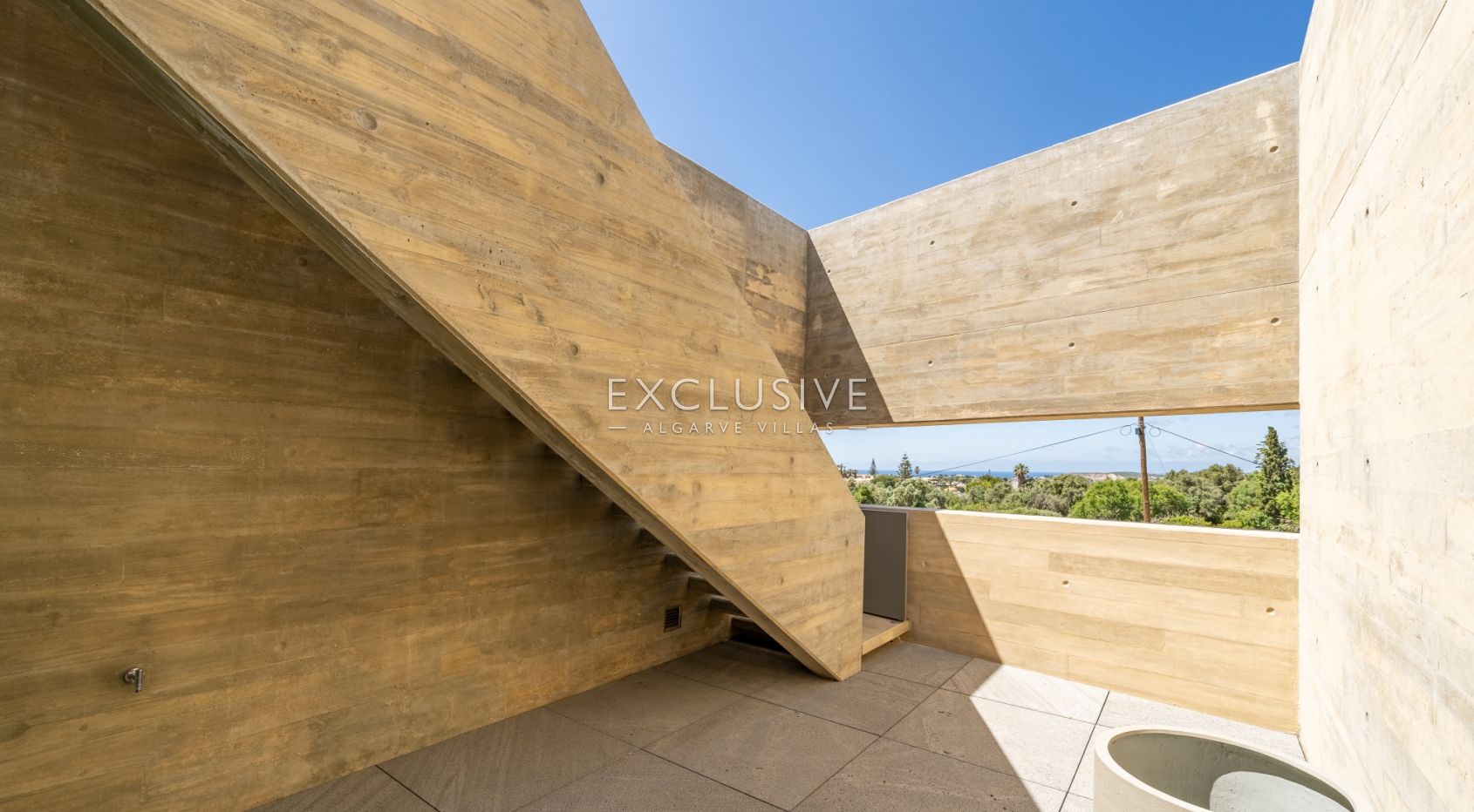 Contemporary luxury villa near the beach with ocean views in Praia da Luz, Algarve