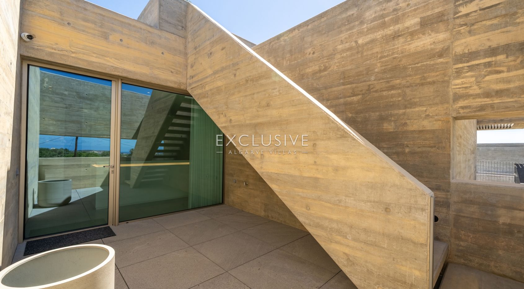 Contemporary luxury villa near the beach with ocean views in Praia da Luz, Algarve