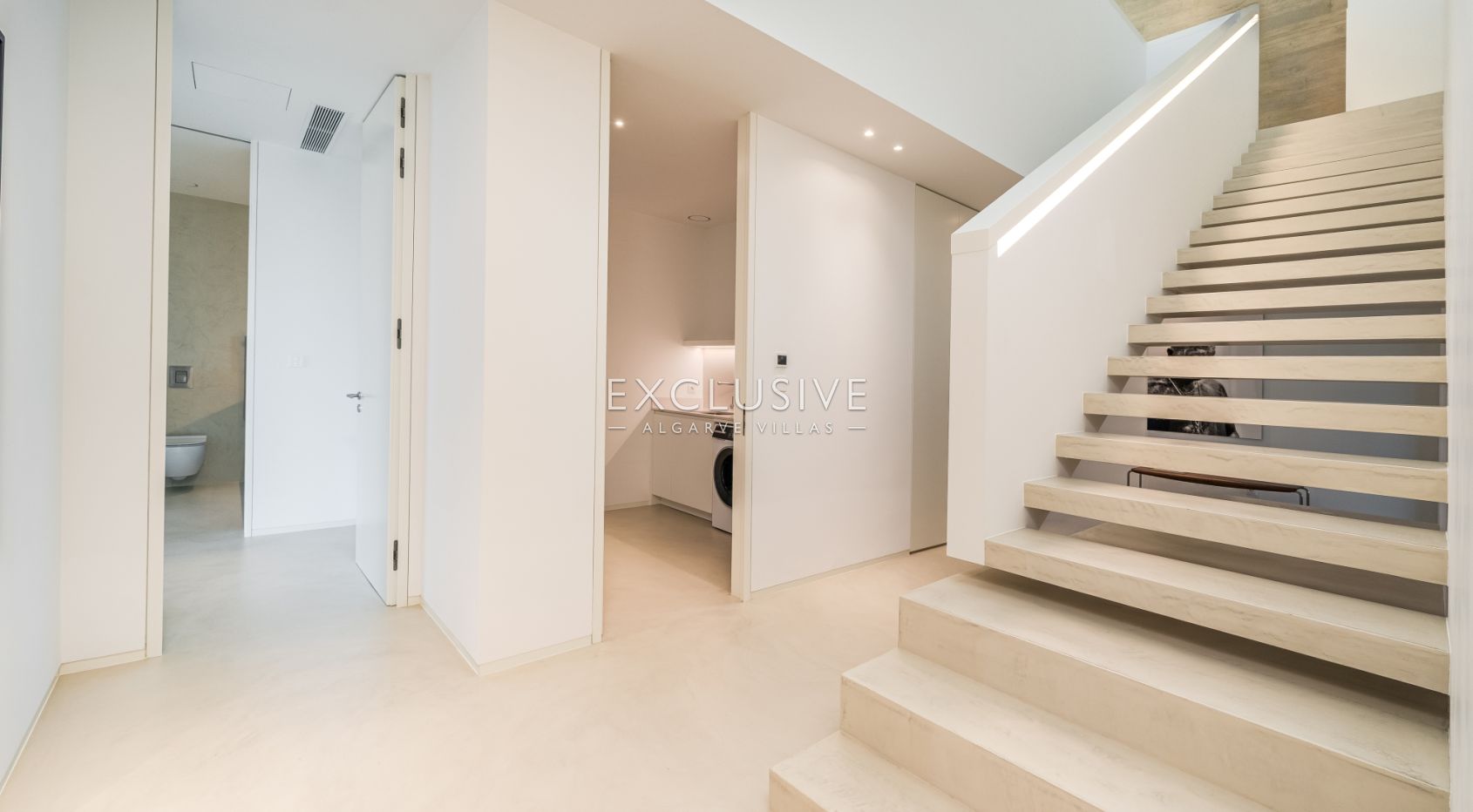 Contemporary luxury villa near the beach with ocean views in Praia da Luz, Algarve