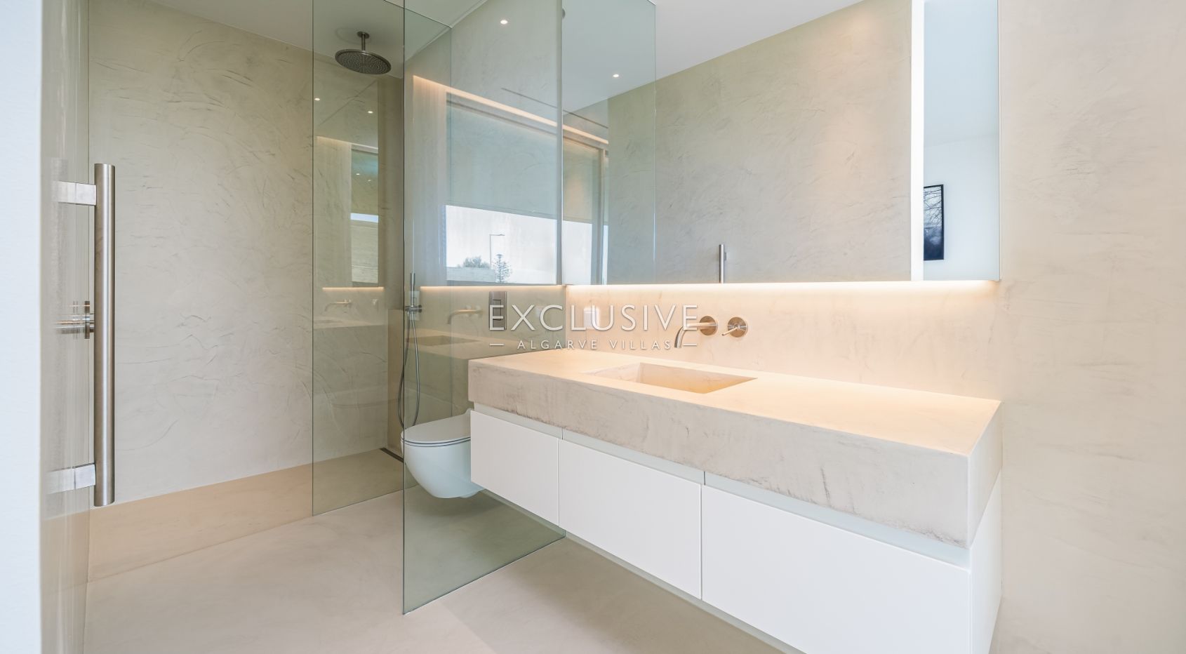 Contemporary luxury villa near the beach with ocean views in Praia da Luz, Algarve