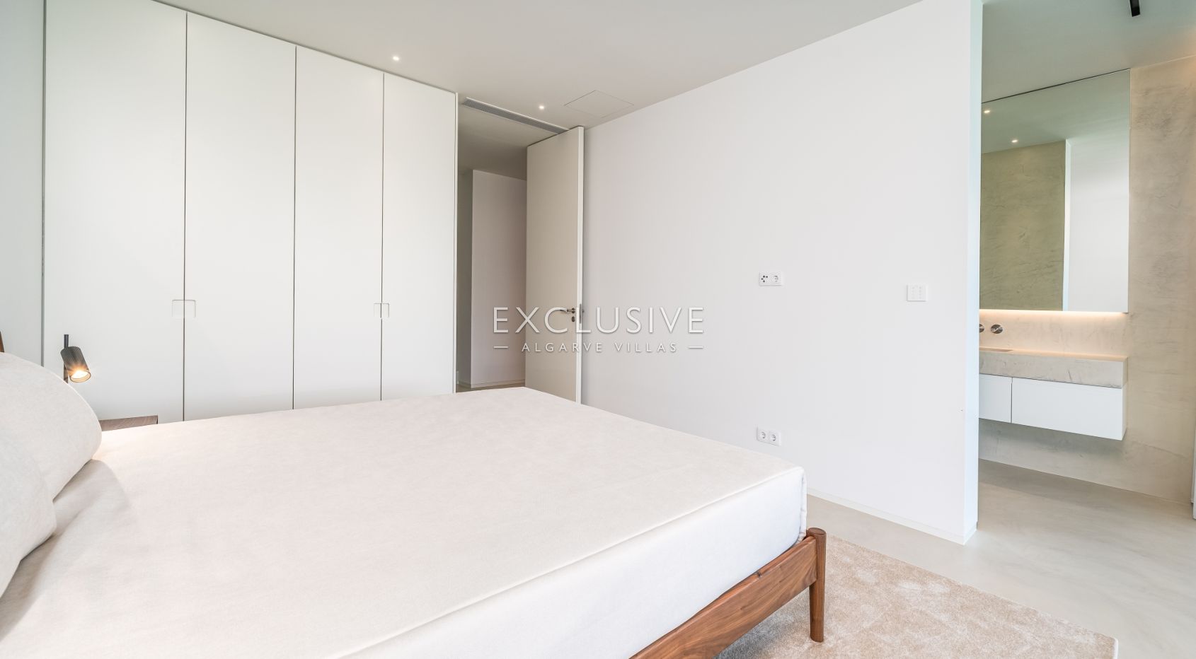 Contemporary luxury villa near the beach with ocean views in Praia da Luz, Algarve