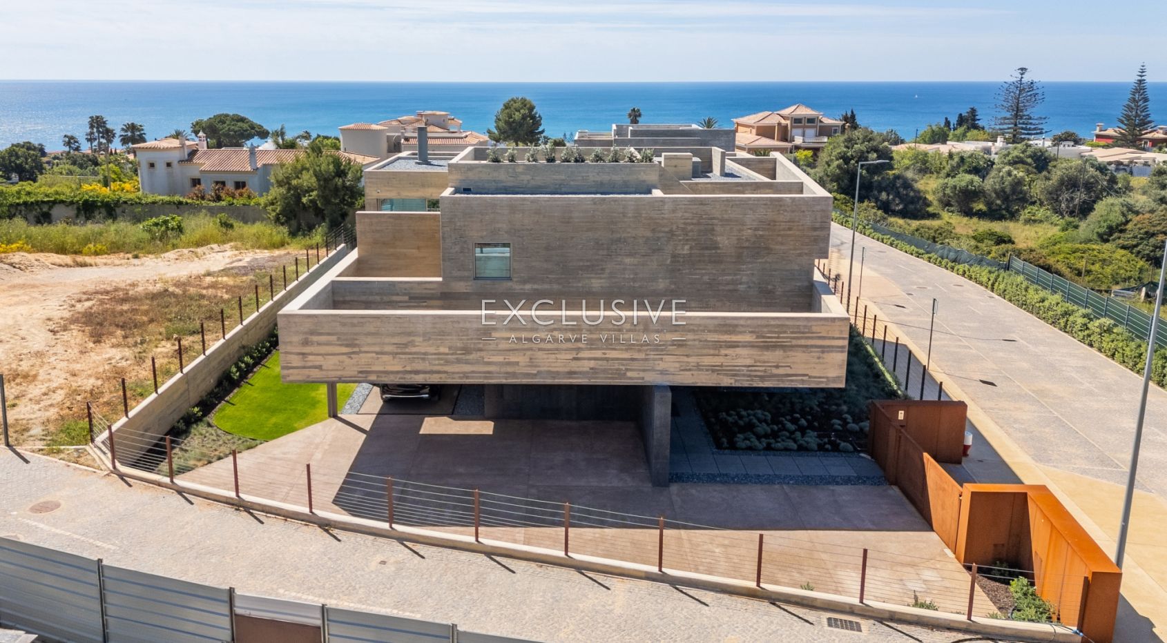 Contemporary luxury villa near the beach with ocean views in Praia da Luz, Algarve
