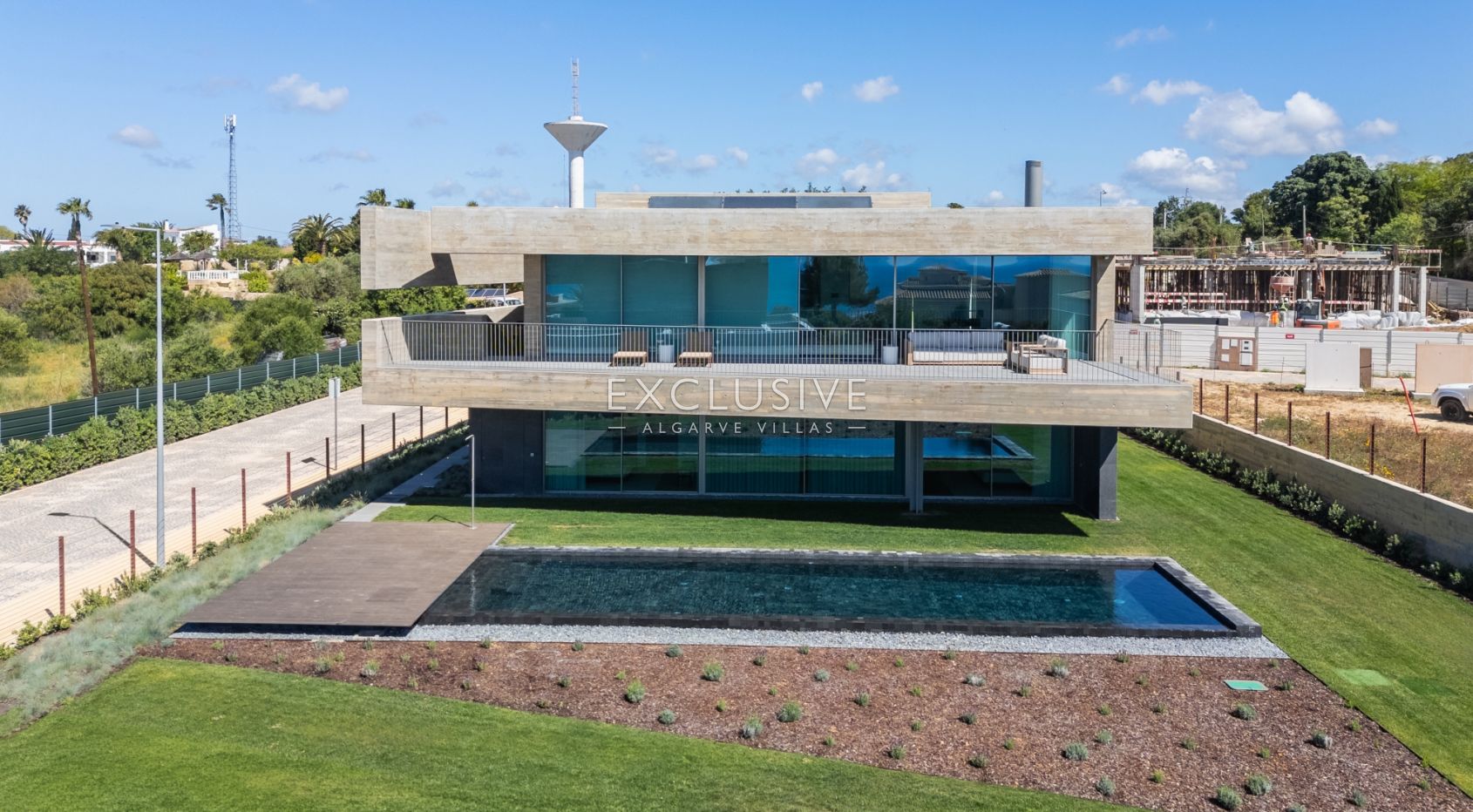 Contemporary luxury villa near the beach with ocean views in Praia da Luz, Algarve