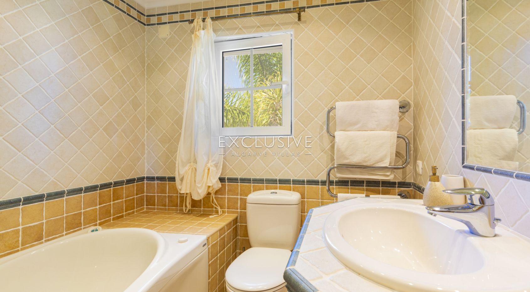 Charming Villa in Caramujeira, Algarve