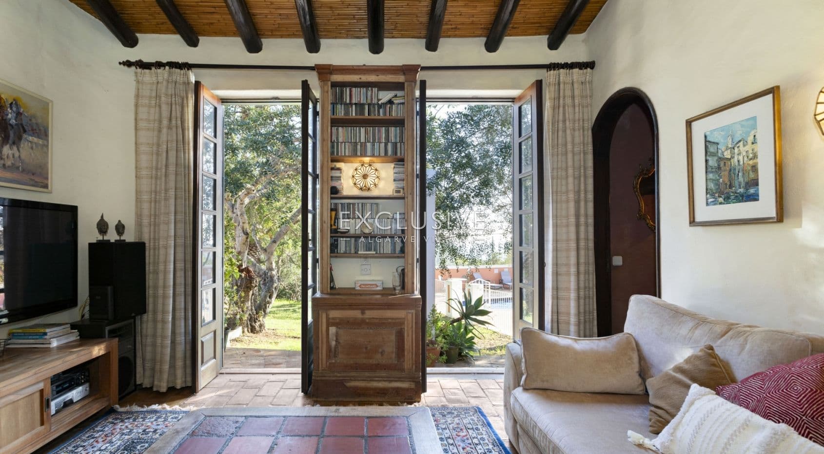 Secluded ocean view property on big plot in the heart of Carvoeiro