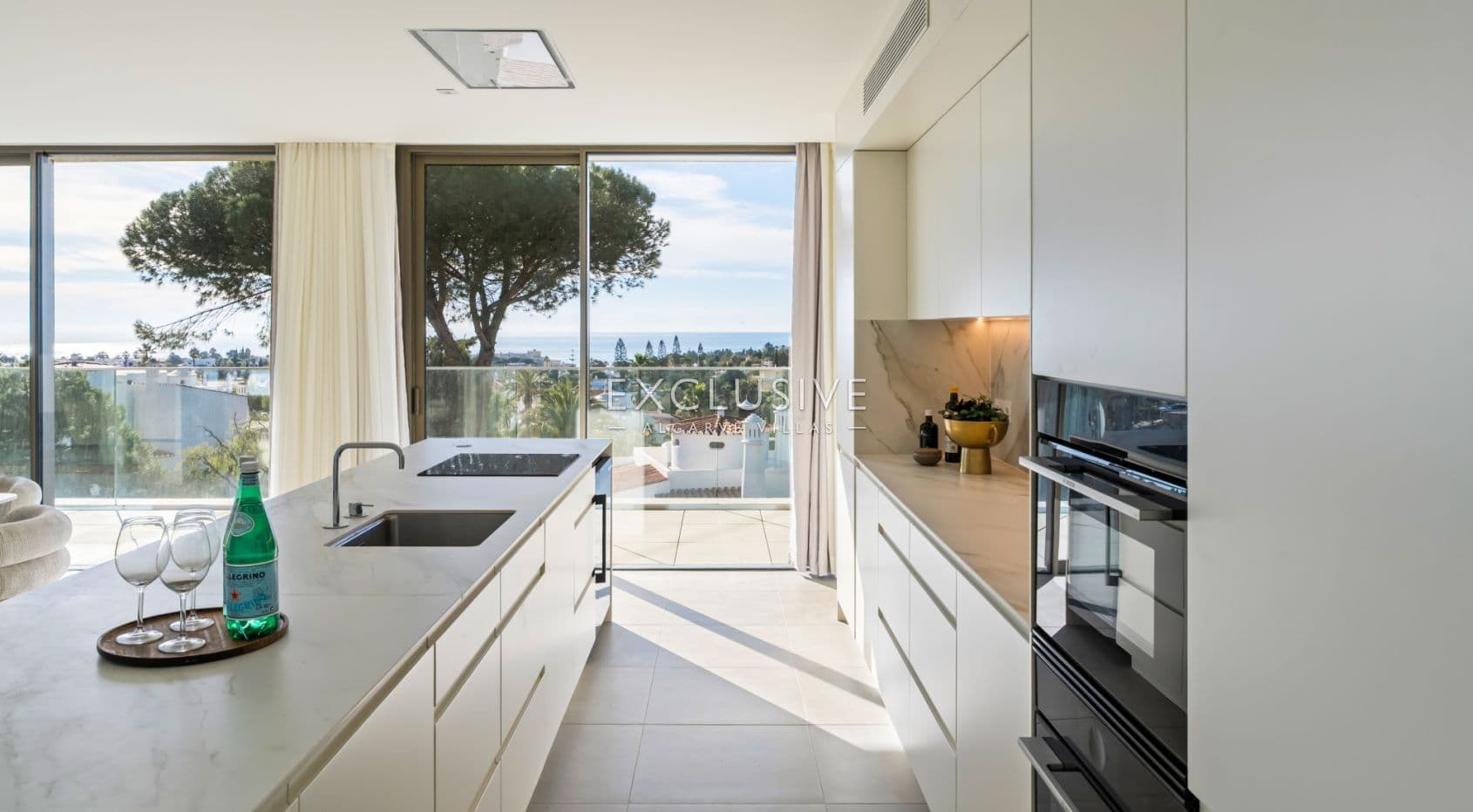 4 bedroom top floor penthouse with sea views in Carvoeiro, West Algarve