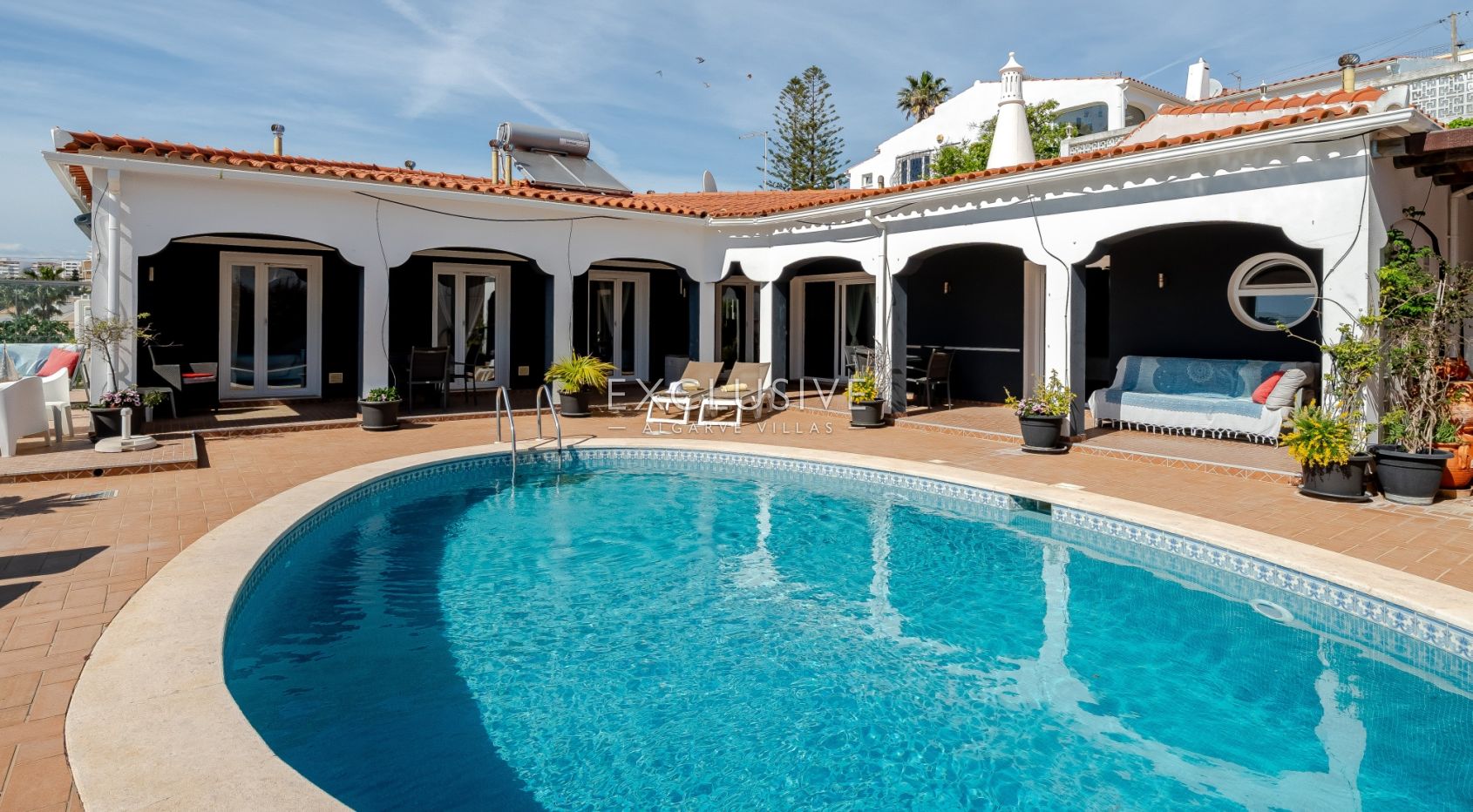 Charmante Villa mit vier Schlafzimmern und Meerblick in Albufeira, Algarve