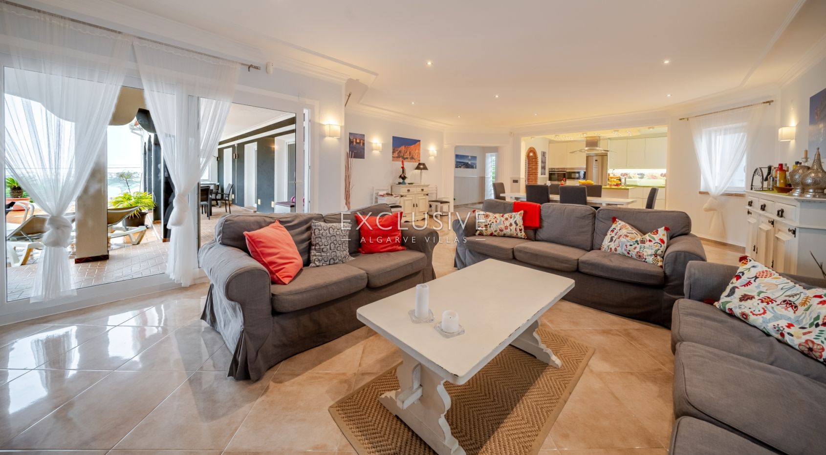 Charmante Villa mit vier Schlafzimmern und Meerblick in Albufeira, Algarve