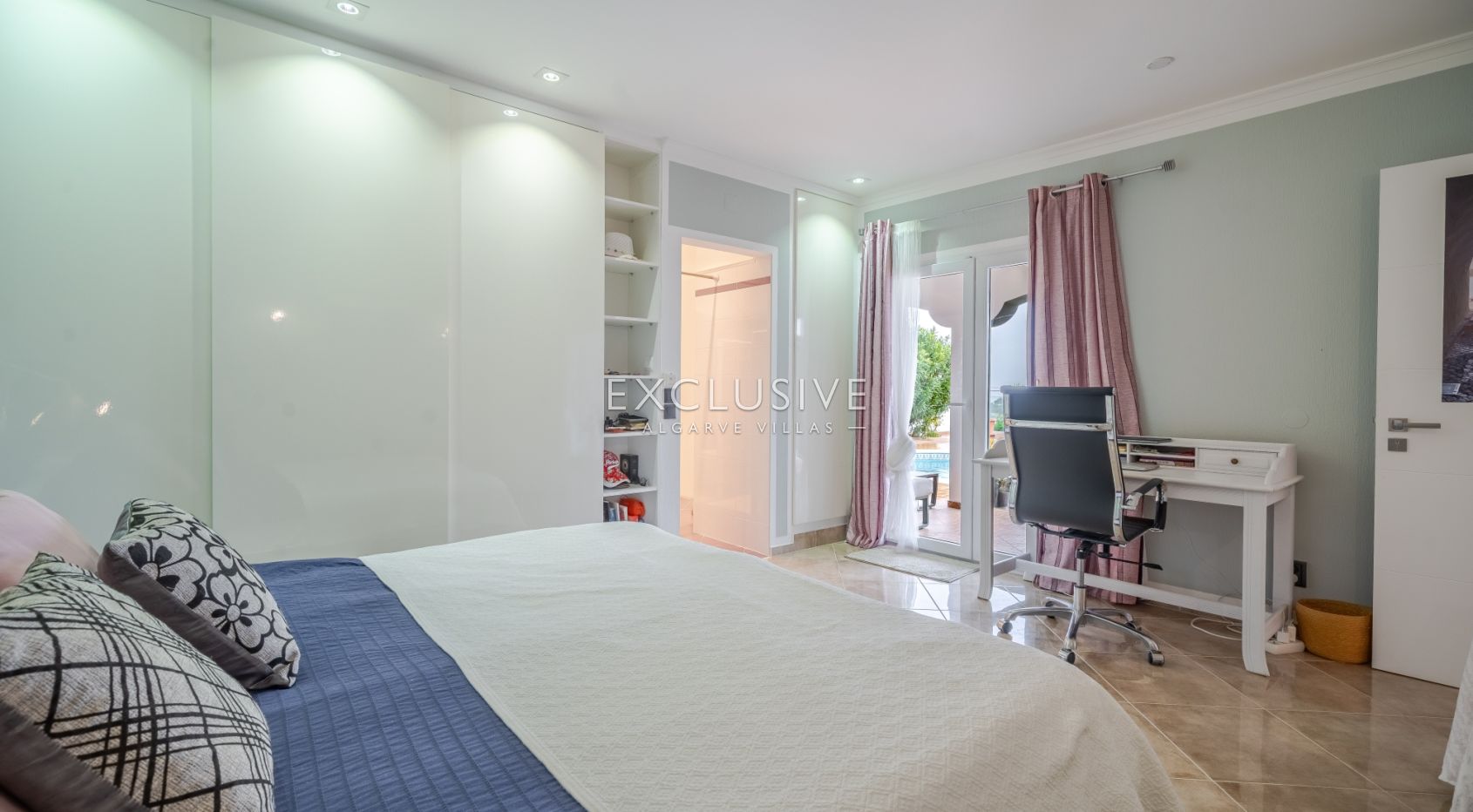 Charmante Villa mit vier Schlafzimmern und Meerblick in Albufeira, Algarve
