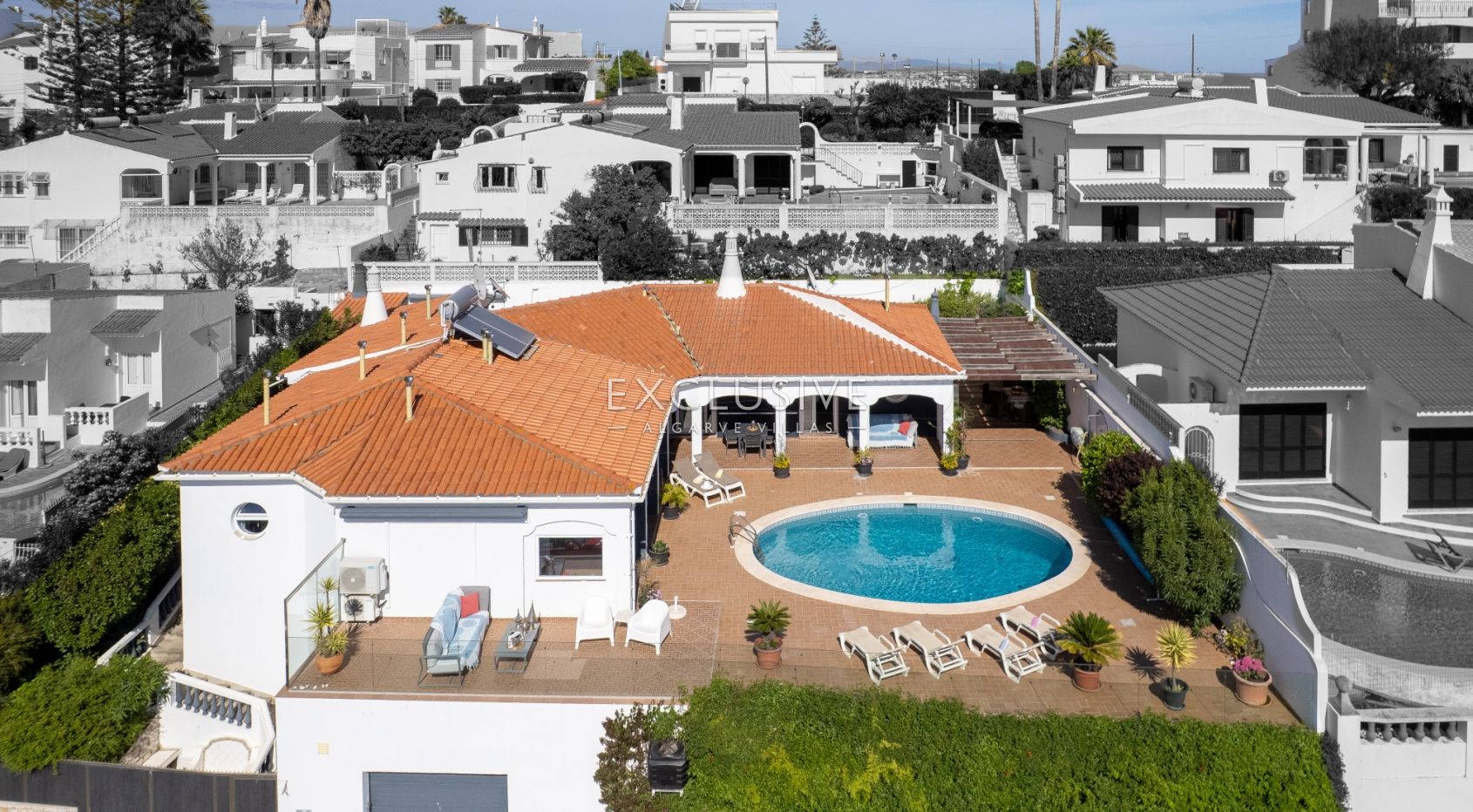Charmante Villa mit vier Schlafzimmern und Meerblick in Albufeira, Algarve