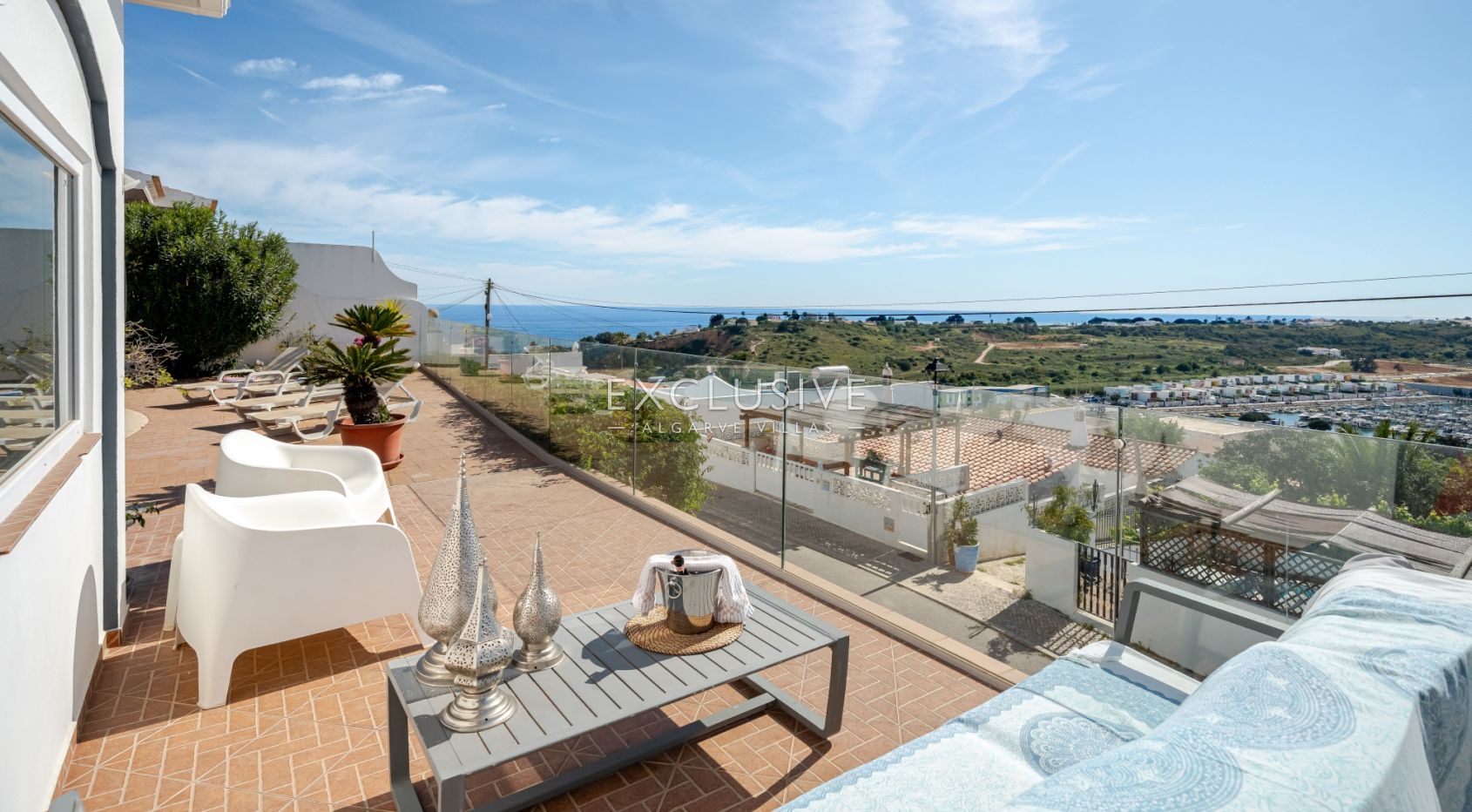 Charmante Villa mit vier Schlafzimmern und Meerblick in Albufeira, Algarve