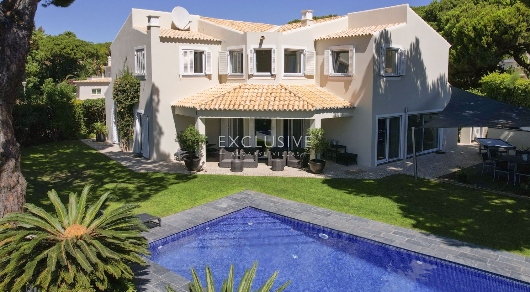 Buy 3+1 bedroom golf course villa with pool in Vilamoura near the beach and marina