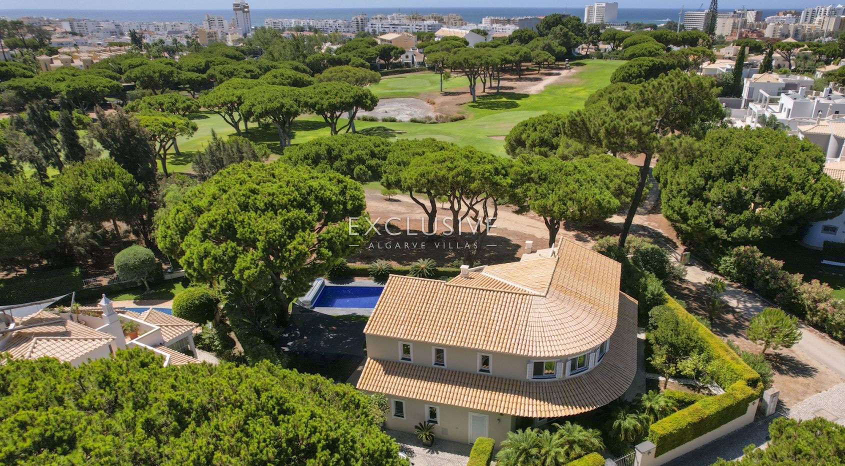 Buy 3+1 bedroom golf course villa with pool in Vilamoura near the beach and marina