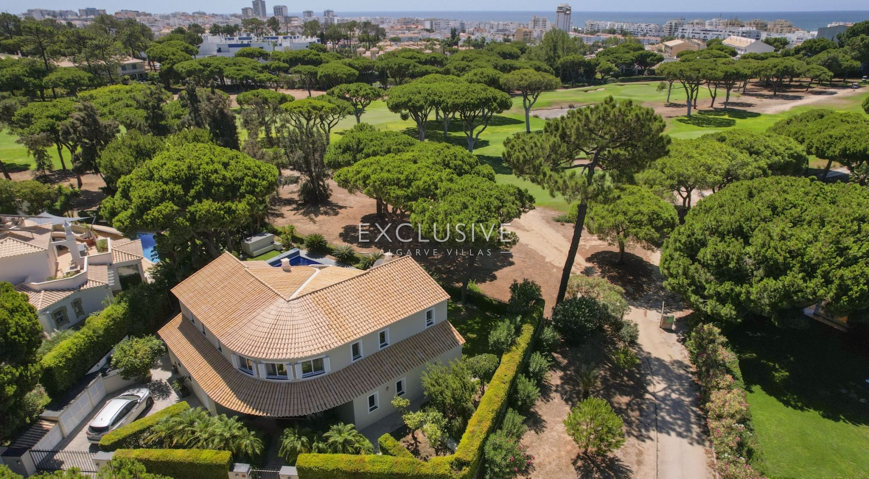 Buy 3+1 bedroom golf course villa with pool in Vilamoura near the beach and marina
