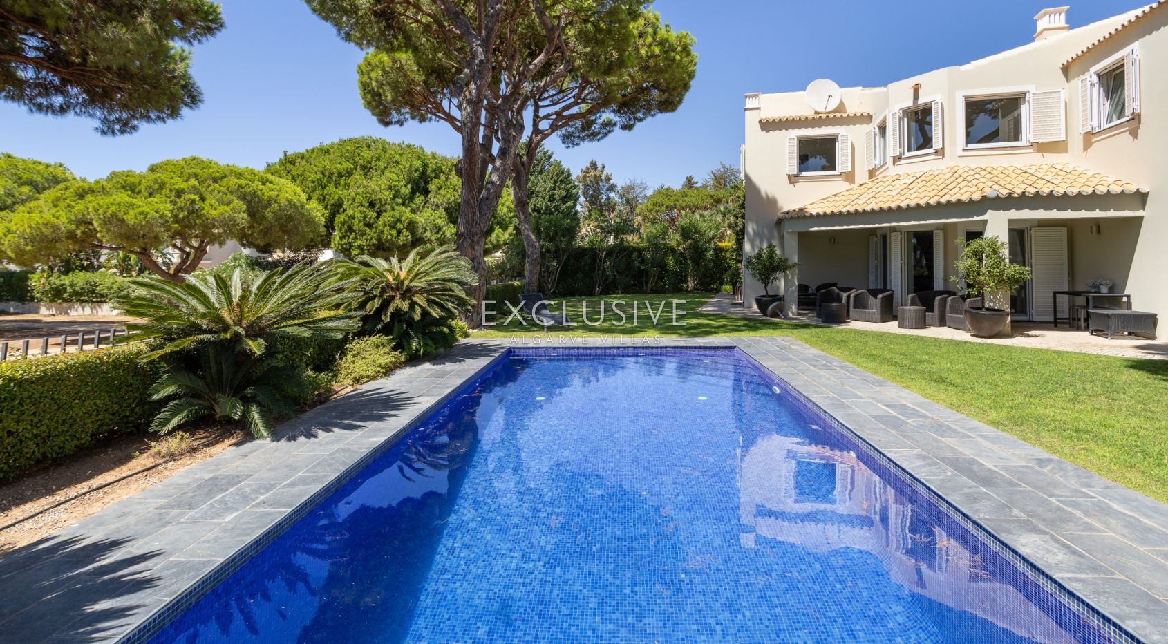 Buy 3+1 bedroom golf course villa with pool in Vilamoura near the beach and marina