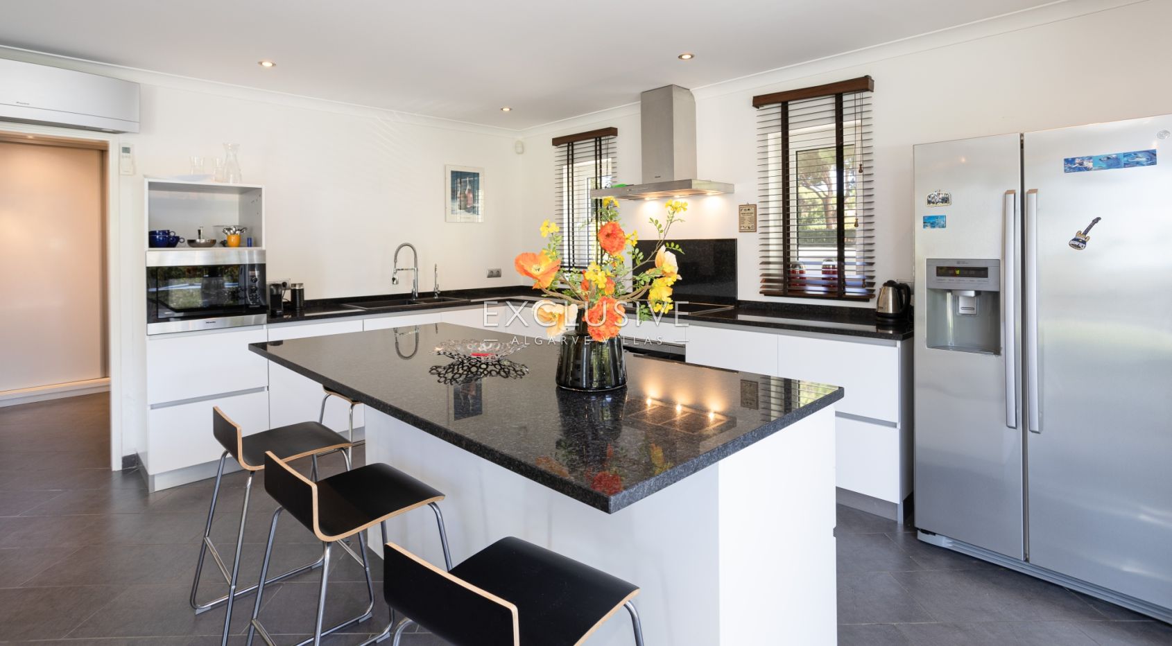 Buy 3+1 bedroom golf course villa with pool in Vilamoura near the beach and marina