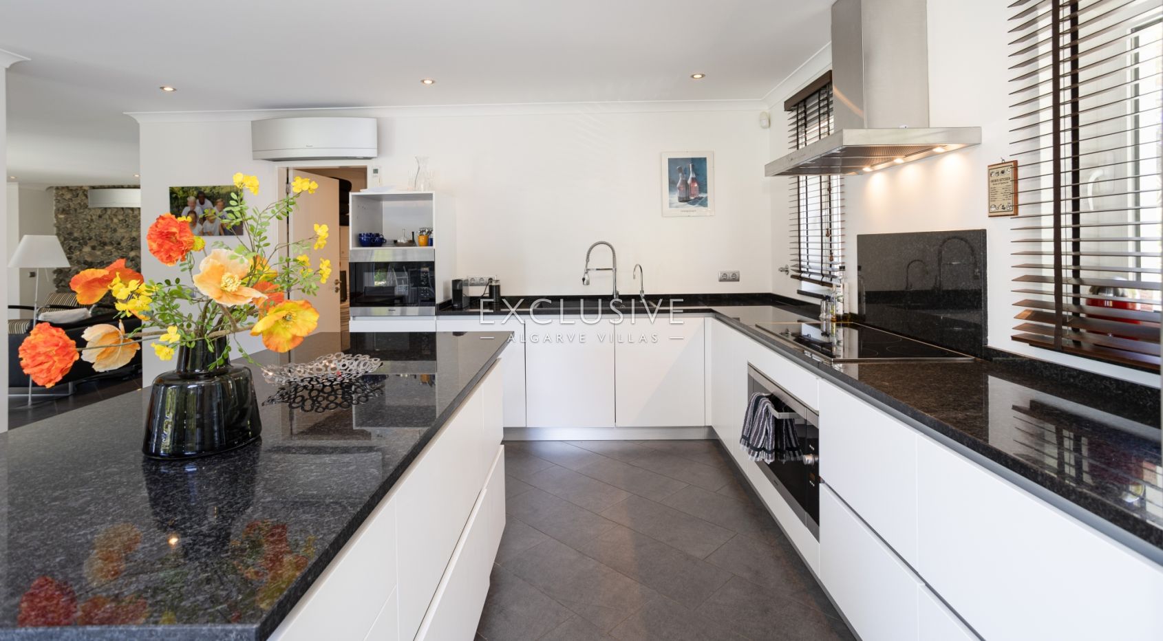 Buy 3+1 bedroom golf course villa with pool in Vilamoura near the beach and marina