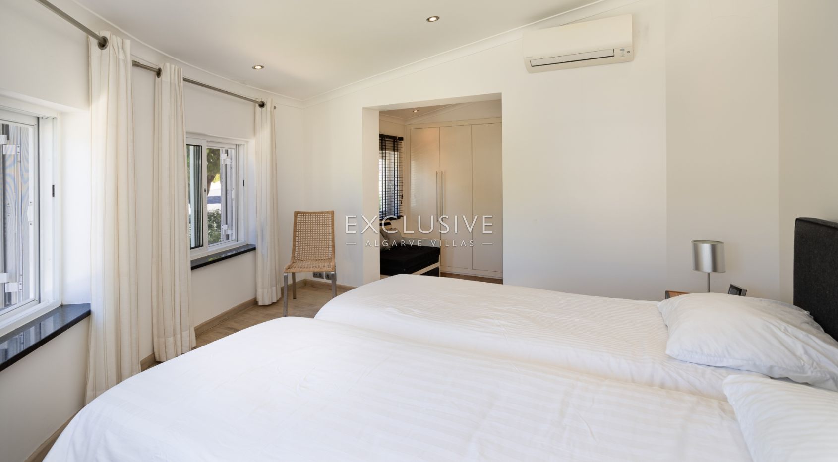 Buy 3+1 bedroom golf course villa with pool in Vilamoura near the beach and marina