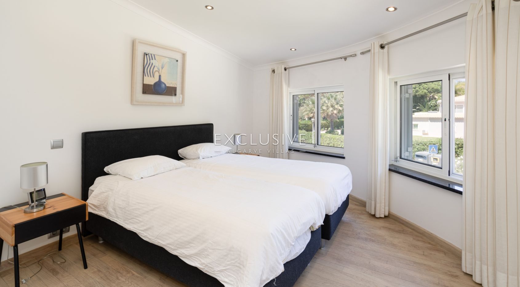 Buy 3+1 bedroom golf course villa with pool in Vilamoura near the beach and marina