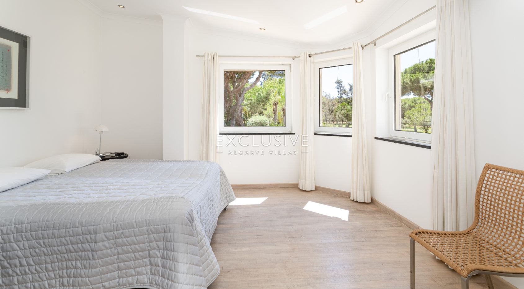 Buy 3+1 bedroom golf course villa with pool in Vilamoura near the beach and marina
