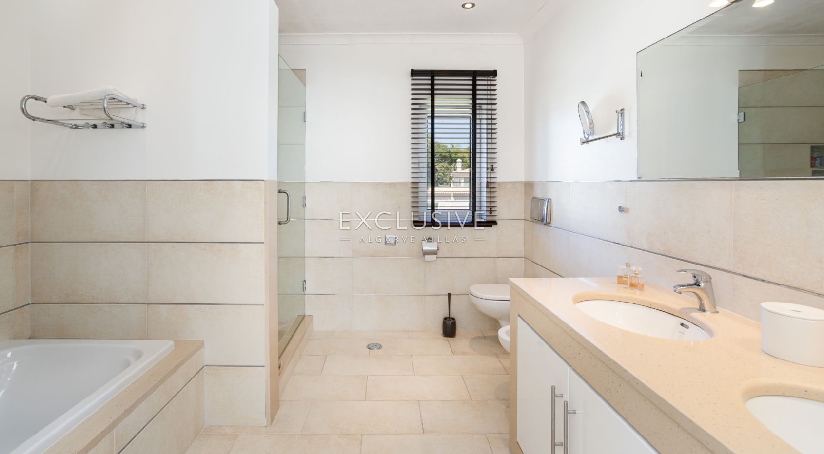 Buy 3+1 bedroom golf course villa with pool in Vilamoura near the beach and marina