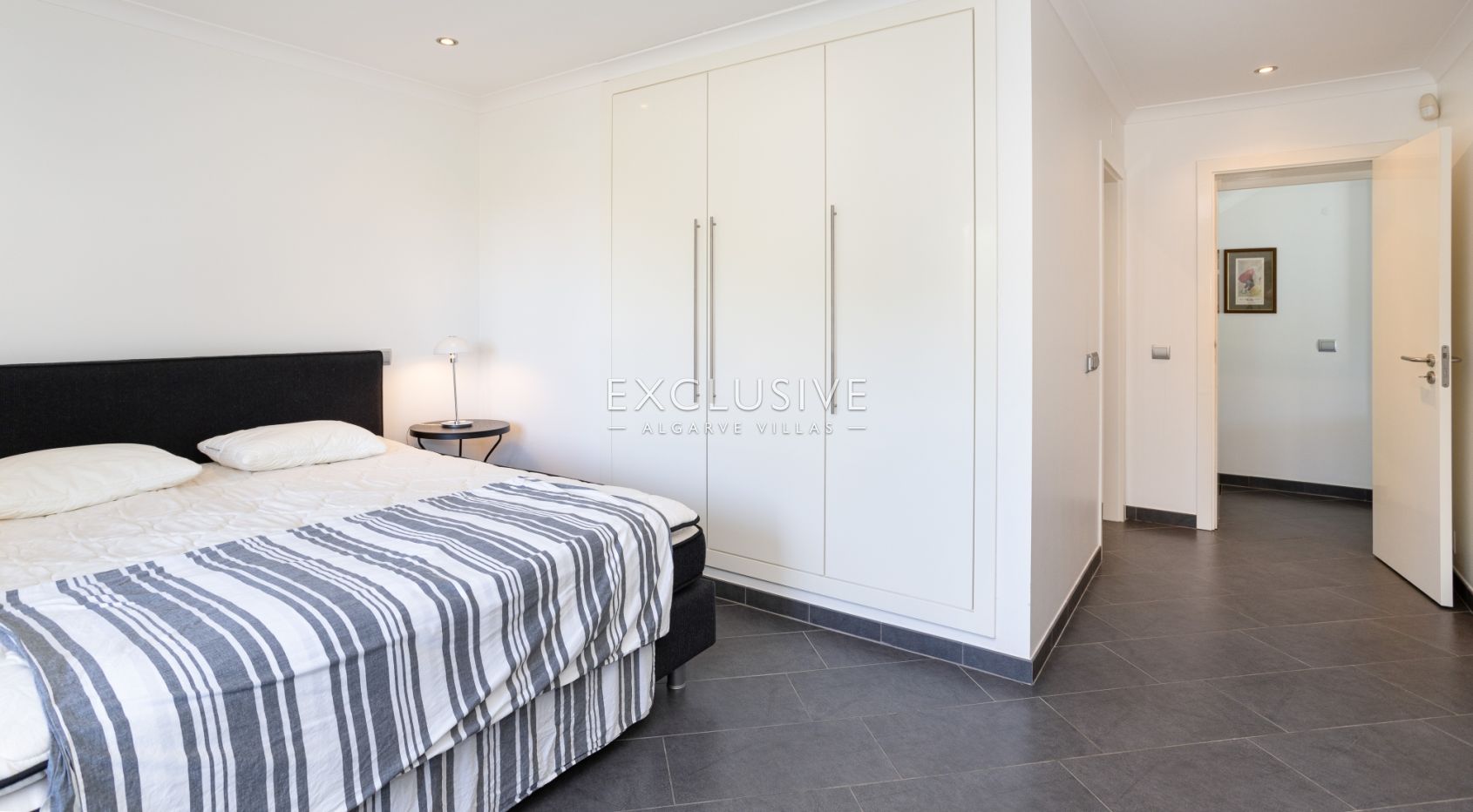 Buy 3+1 bedroom golf course villa with pool in Vilamoura near the beach and marina