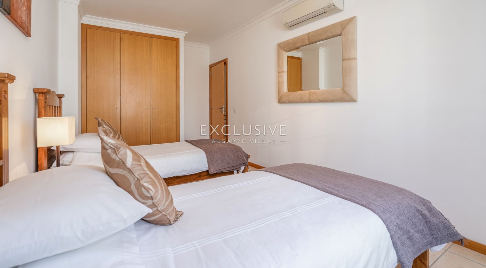 Terraced house with sea views, walking distance to the centre in Praia da Luz