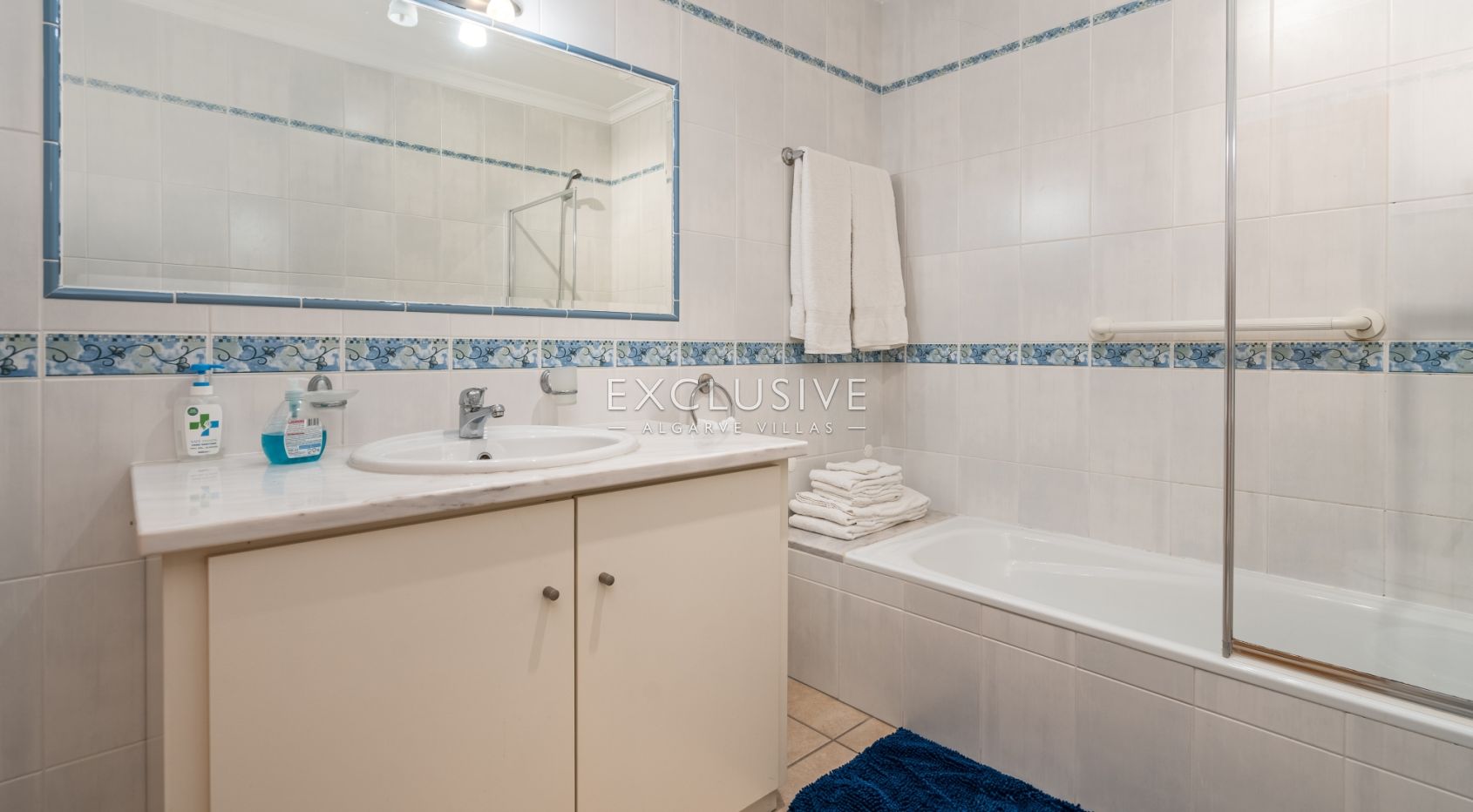 Terraced house with sea views, walking distance to the centre in Praia da Luz