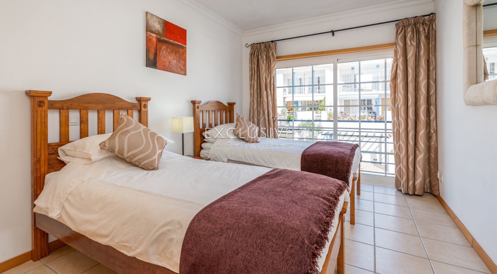 Terraced house with sea views, walking distance to the centre in Praia da Luz