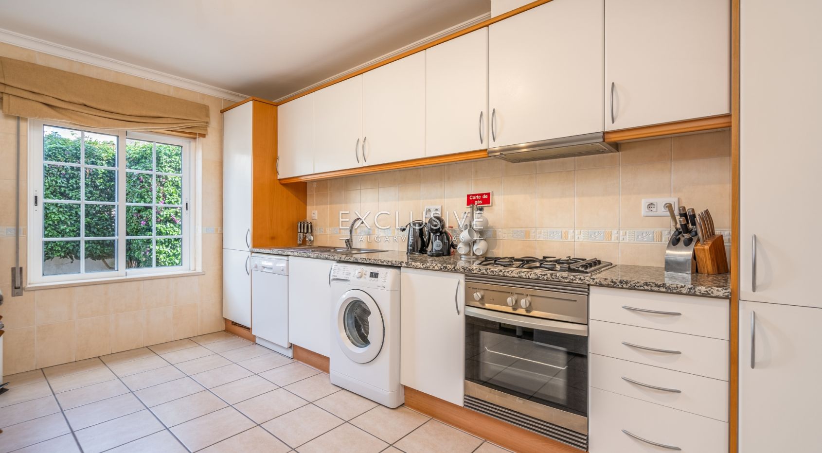 Terraced house with sea views, walking distance to the centre in Praia da Luz