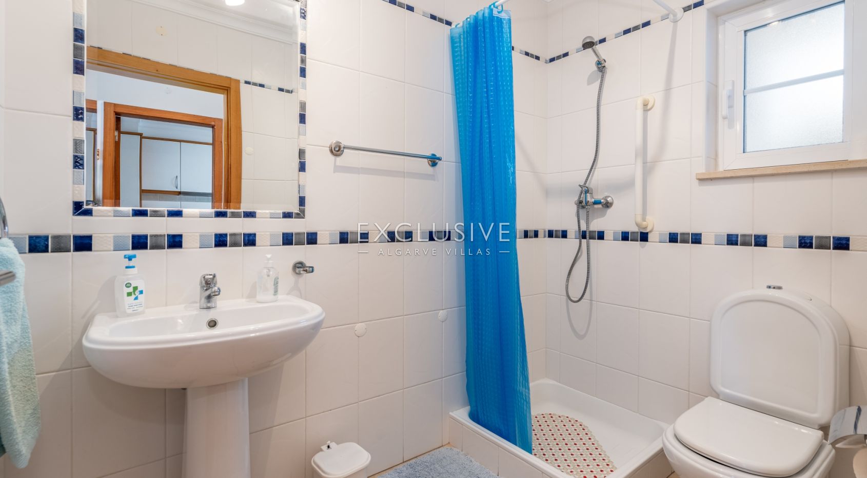 Terraced house with sea views, walking distance to the centre in Praia da Luz