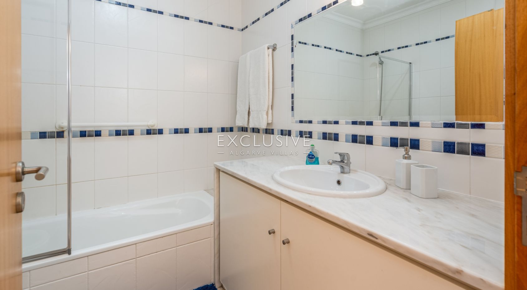 Terraced house with sea views, walking distance to the centre in Praia da Luz