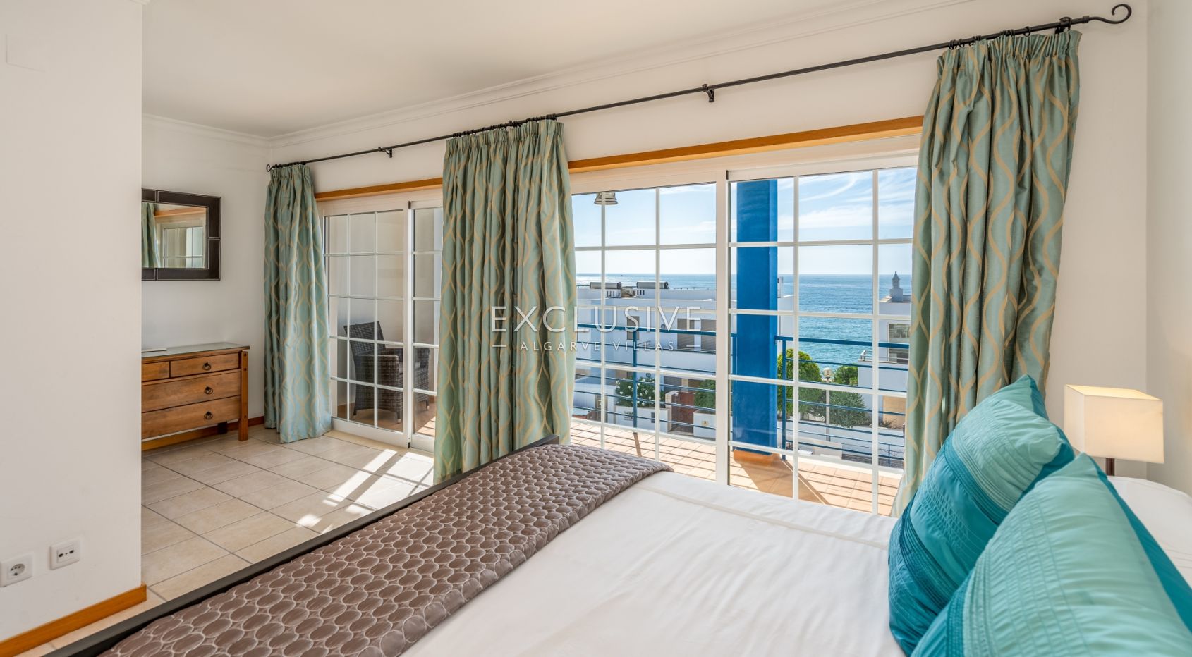 Terraced house with sea views, walking distance to the centre in Praia da Luz