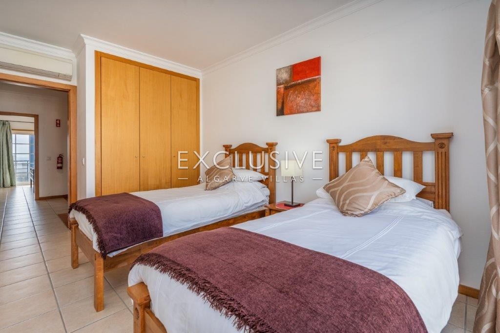 Terraced house with sea views, walking distance to the centre in Praia da Luz