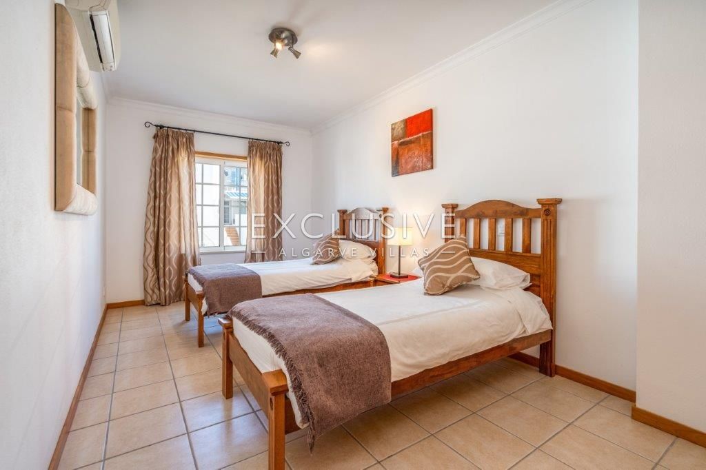 Terraced house with sea views, walking distance to the centre in Praia da Luz