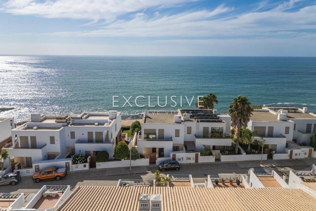 Terraced house with sea views, walking distance to the centre in Praia da Luz