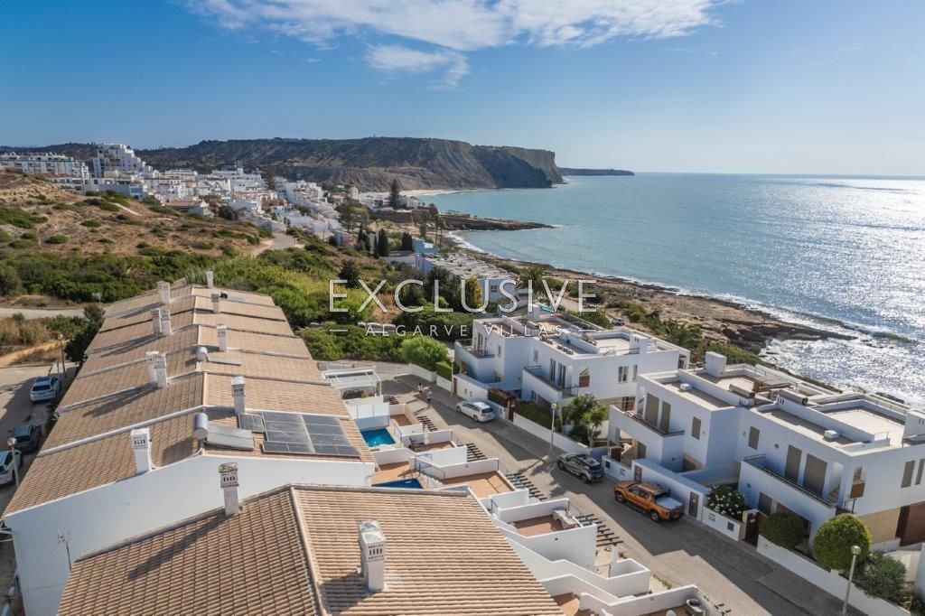 Terraced house with sea views, walking distance to the centre in Praia da Luz