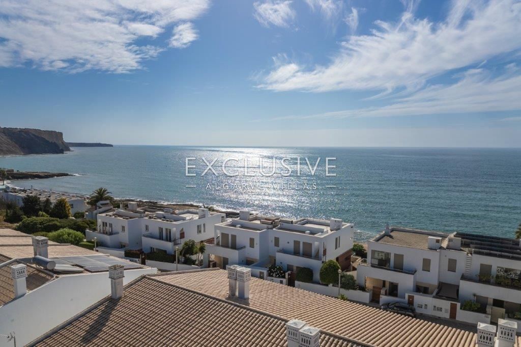 Terraced house with sea views, walking distance to the centre in Praia da Luz