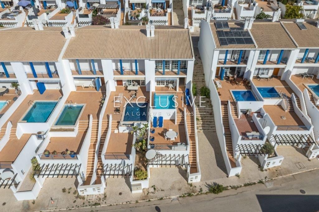 Terraced house with sea views, walking distance to the centre in Praia da Luz
