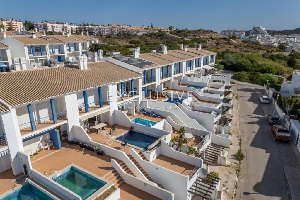 Terraced house with sea views, walking distance to the centre in Praia da Luz