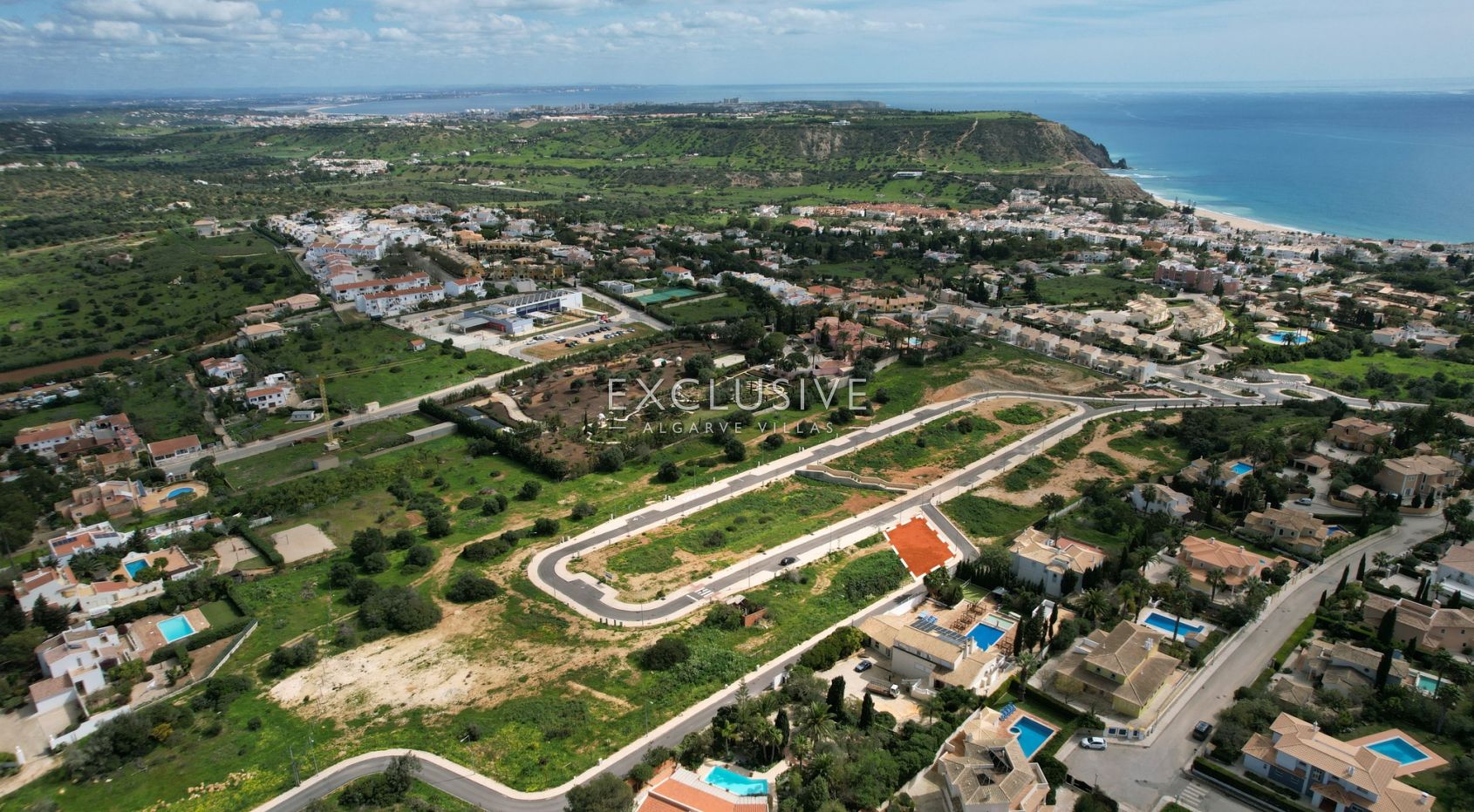 Building plot with approved project by renowned architect close to centre of Luz, Algarve