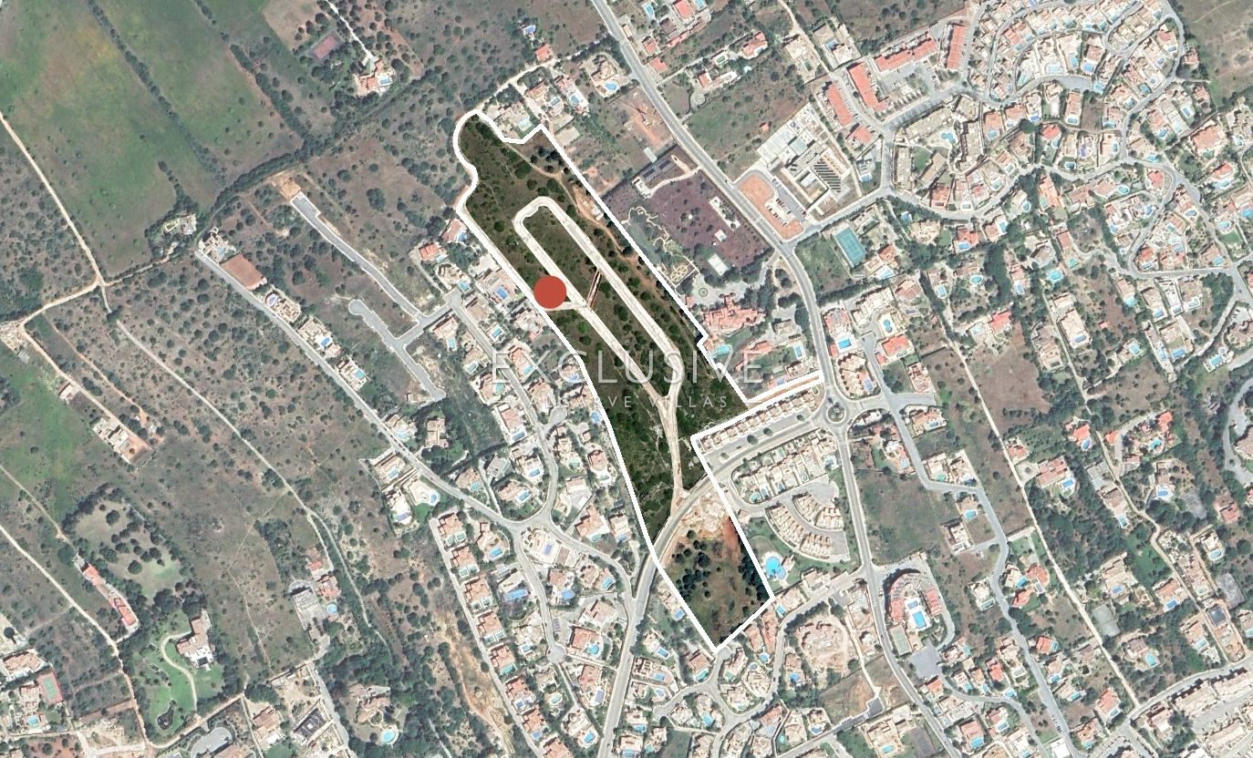 Building plot with approved project by renowned architect close to centre of Luz, Algarve